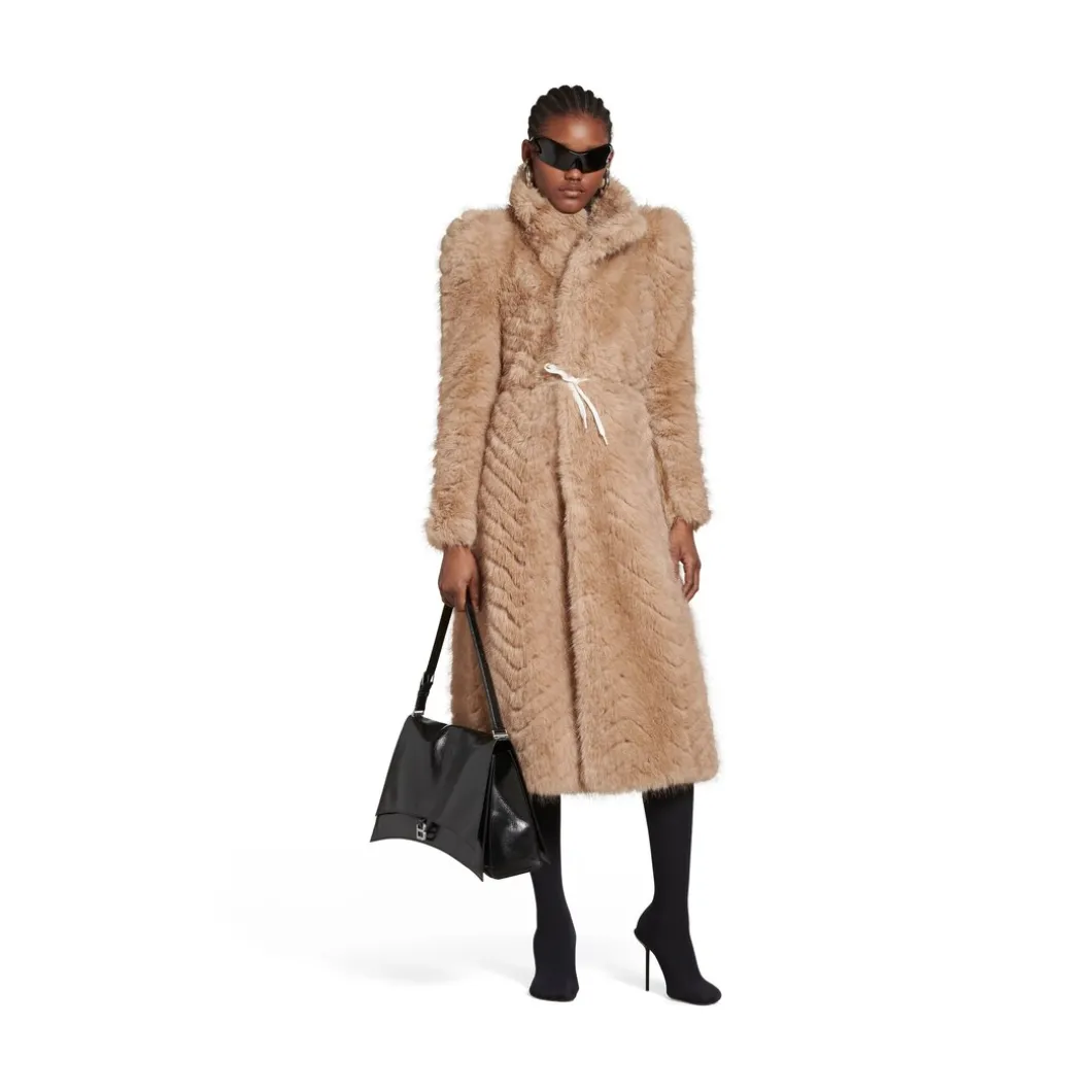 Cappotto Round Shoulder Aderente in Beige